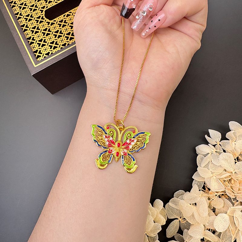 La herencia de la antigua ley de oro de arena vietnamita mariposa hueca color esmalte colgante de moda popular de moda nacional fuente popular