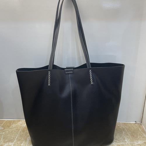 El nuevo tote de cuero de gran capacidad es retro y yangqi para viajar en todas las axilas, un bolso de hombro simple y portátil.