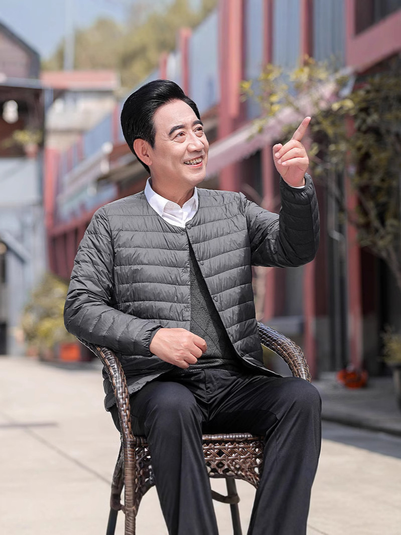 Nuevo invierno hombre chaqueta de pluma de mediana edad papá ligero cuello redondo cuello en V fundación sin cuello chaqueta delgada