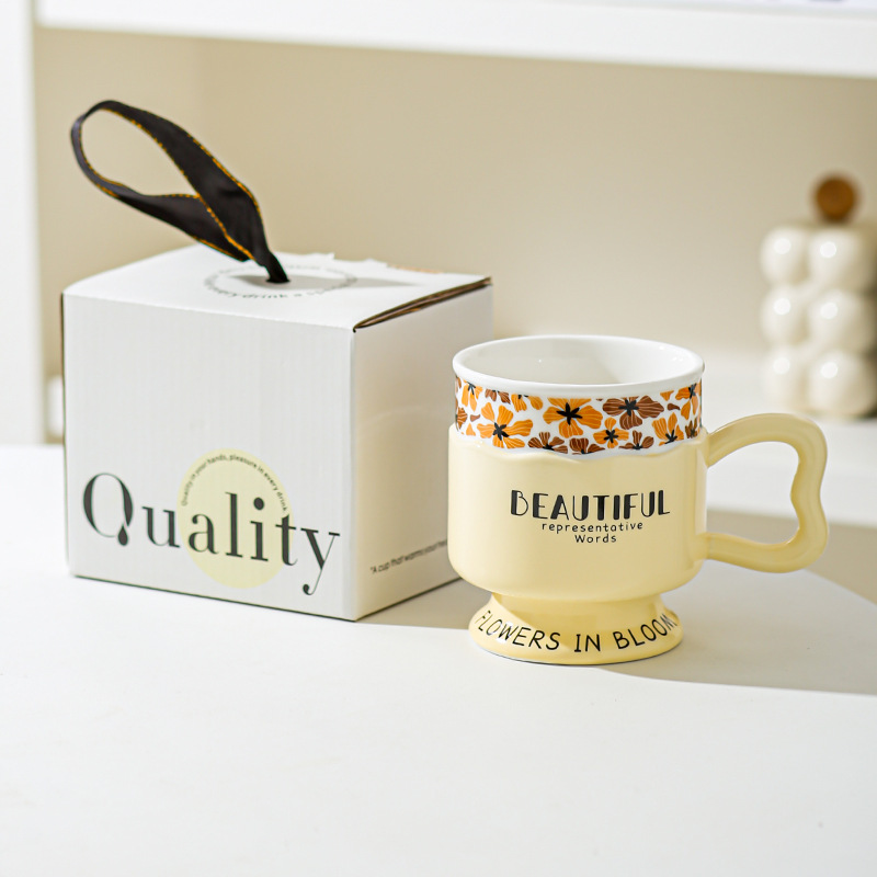 Taza de pie alto retro taza de marca de lujo ligera pareja de cerámica europea taza de leche regalo para mujeres de alto valor facial taza de agua