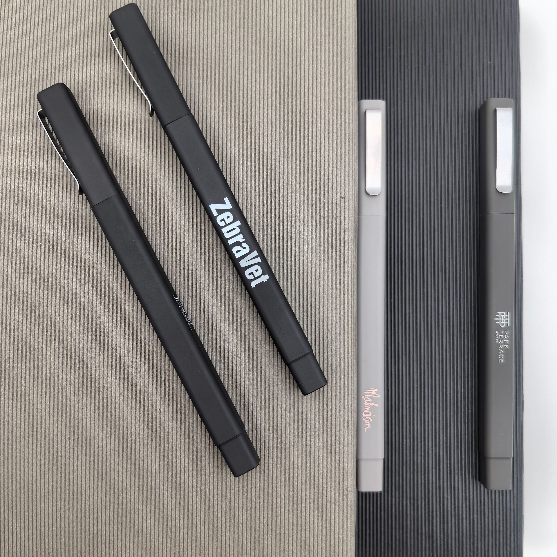 Bolígrafo cuadrado con pegamento en aerosol creativo Bolígrafo de regalo publicitario Transfronterizo Amazon Bolígrafo con pegamento en aerosol negro Bolígrafo de hotel cuadrado