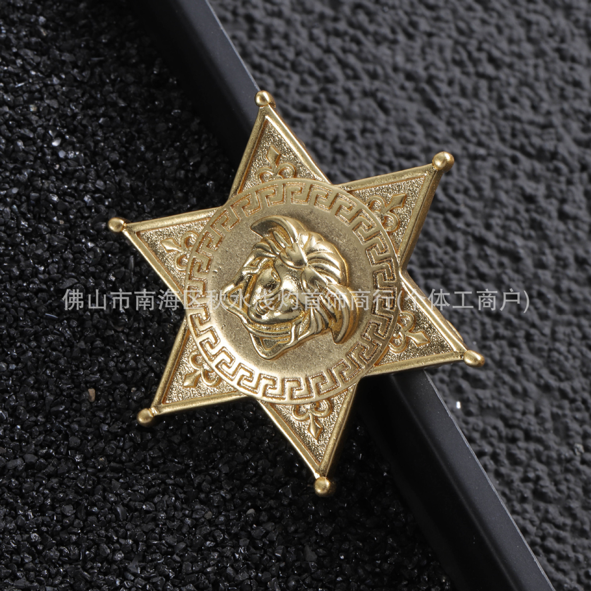 팬 패밀리 F 새로운 레트로 메두사 황동 브로치 여성의 간단한 성격 핀 기질 패션 가슴