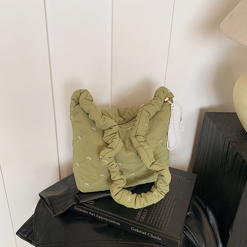 Otoño y invierno de gran capacidad para mujeres 2024 nuevo diseño de arco de bordado ligero de hombro mochila de viaje bolsa