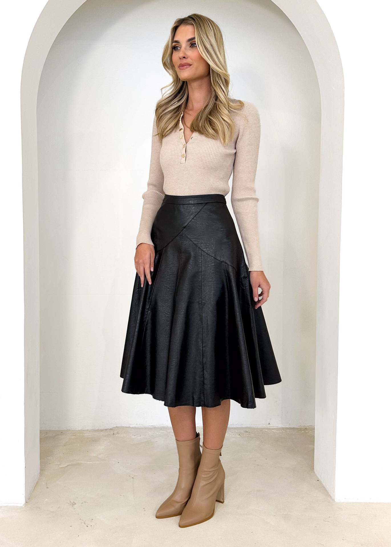 New European and American Style High Waisted Mid Length Pleated Skirt for Women in Spring 2024_voghion.com
