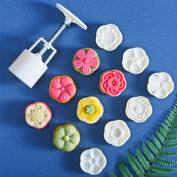 Three dimensional compact mold contains rose