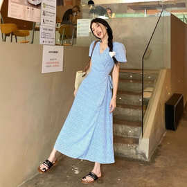 蓝色v领碎花连衣裙子女2026新款秋季法式小个子甜美收腰气质长裙
