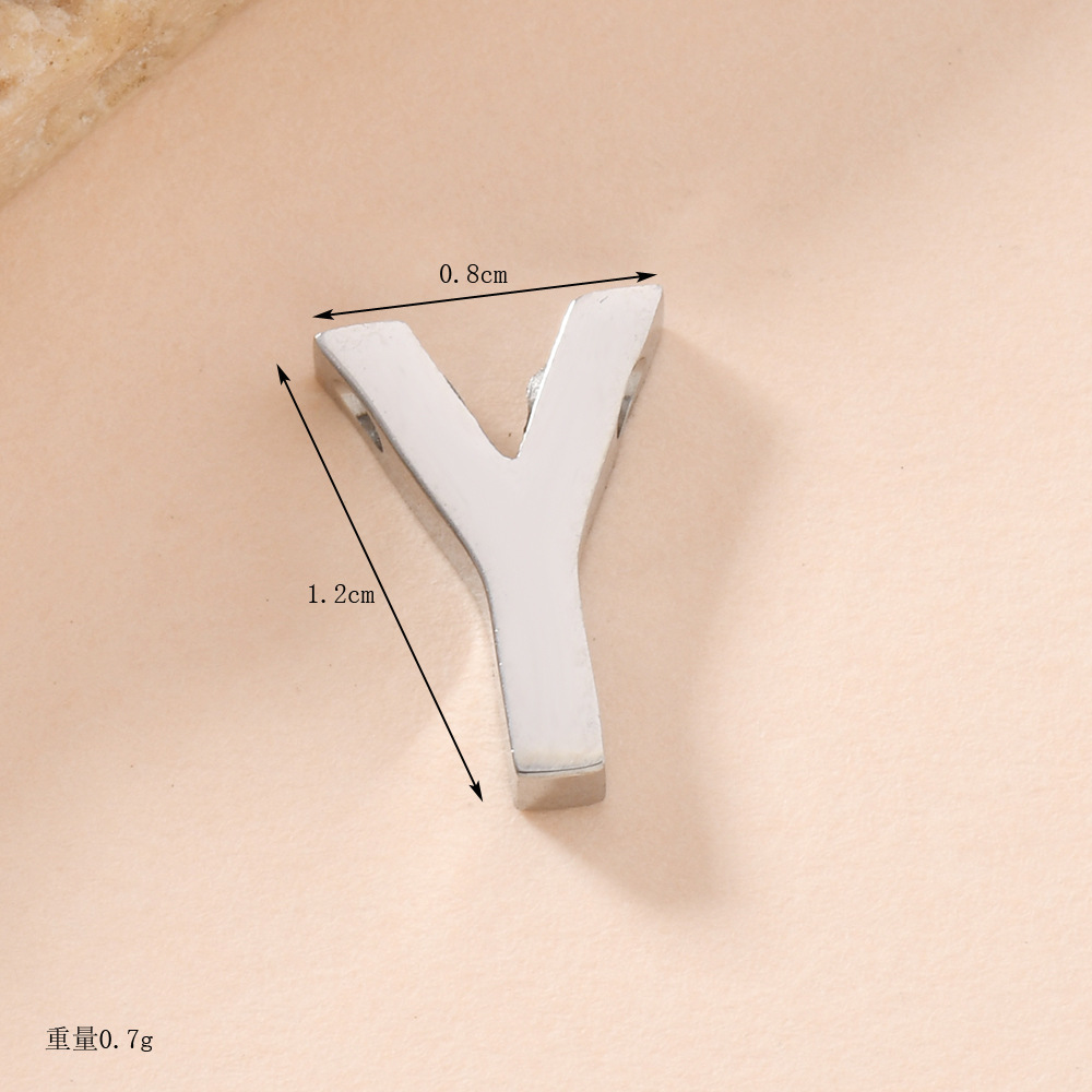 Venta caliente transfronteriza 26 letras inglesas colgantes de agujero recto collar de acero inoxidable colgantes accesorios de letras de bricolaje fabricantes de joyas