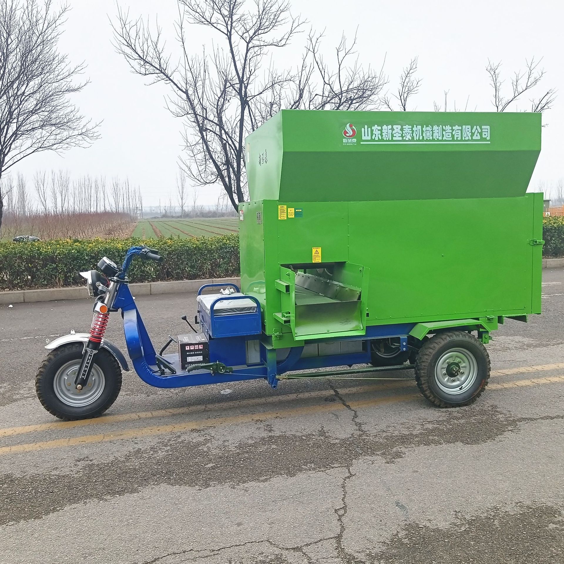 厂家批发撒料车_牛羊撒料车_液压搅龙式出料