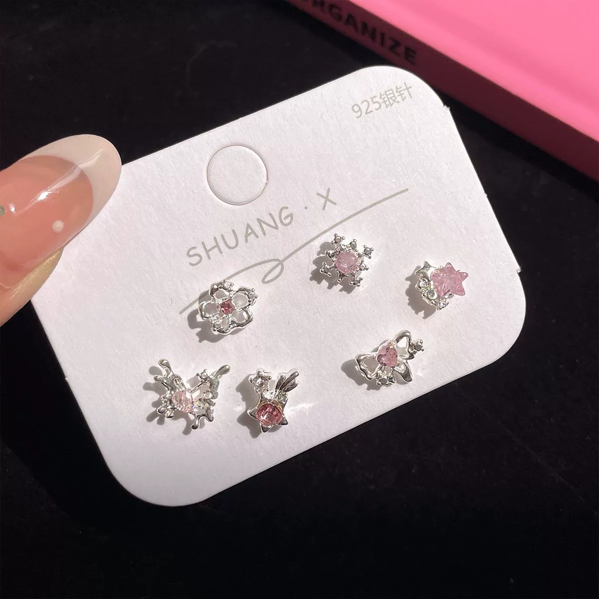 Серьги (Brand) геометрические фуксия, вставки циркония, кисточки, штифты 925 серебро