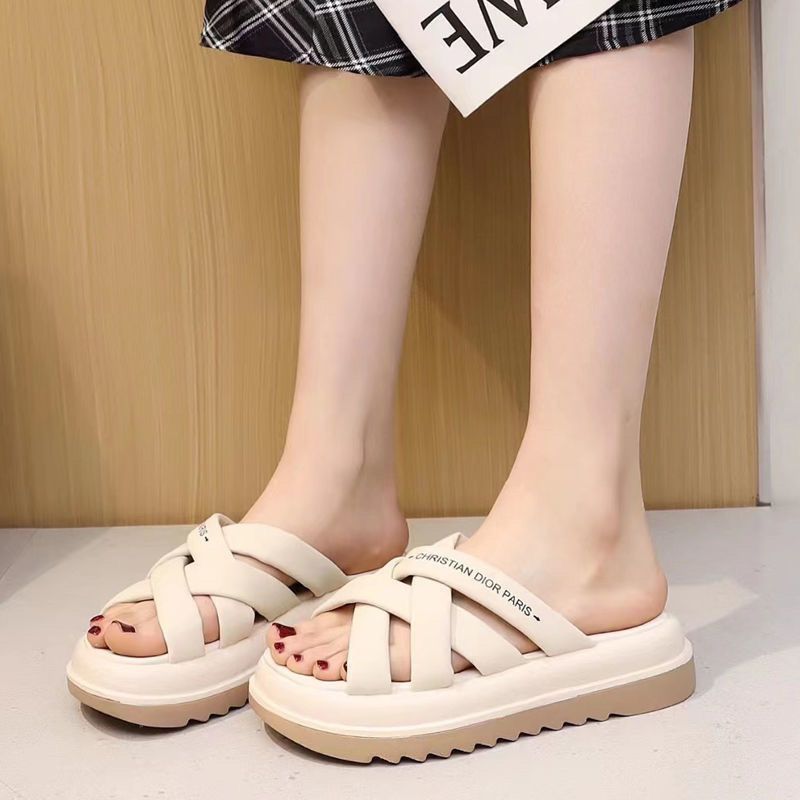 Zapatillas frías de fondo grueso para mujeres 2024 verano nuevo muffin suave una zapatilla de fondo para usar zapatillas frías antideslizantes en línea explosión roja