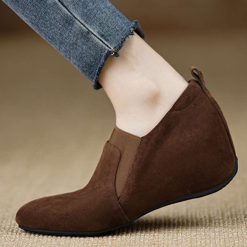 Zapatos de mujer con suela suave no cansar pies nuevos tacones inclinados zapatos de cabeza redonda cómodos con cuero elástico esmerilado zapatos de madre casuales