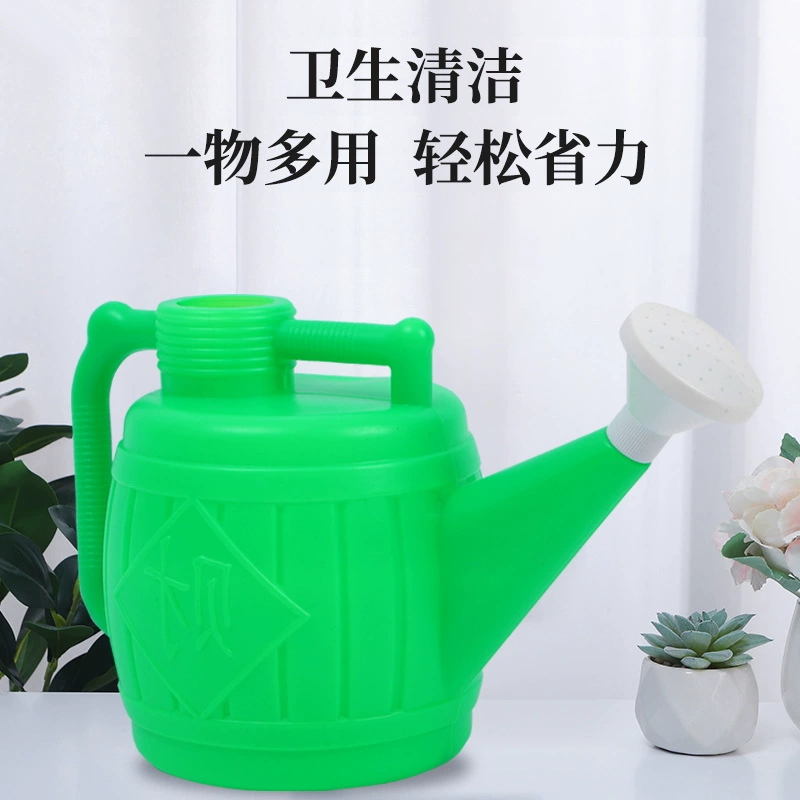 Производитель поставляет чайник с распылителем большой емкости