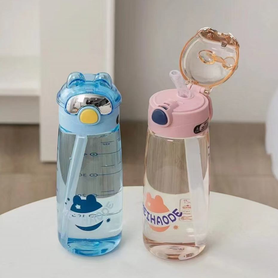 Futong nuevo deportes de estudiantes tazas de agua de dibujos animados modernas simple estudiantes tazas de plástico de paja de gran capacidad una sola capa al por mayor