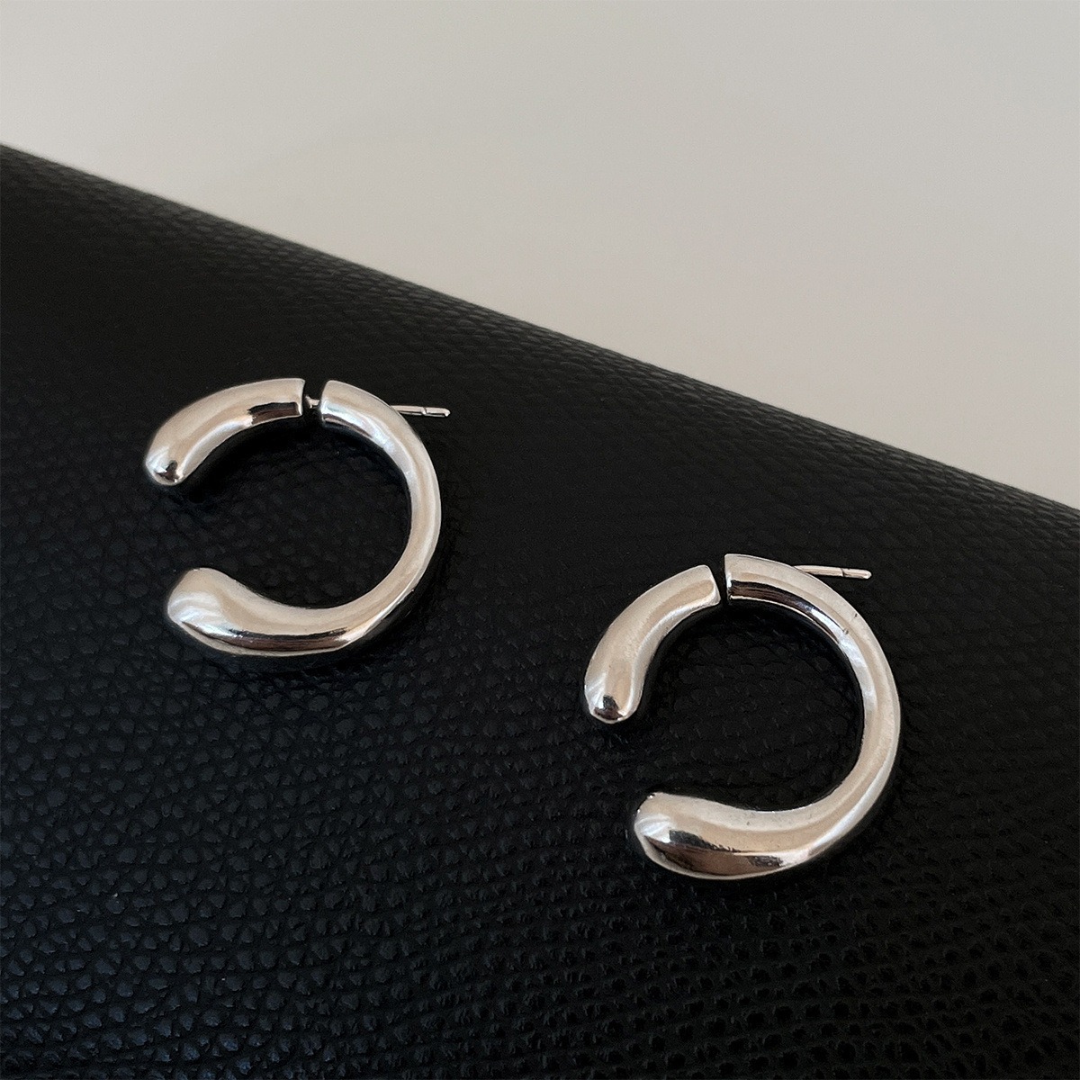 個性獨特C形後掛式耳環小眾高級感清冷風耳圈新款秋冬銀針耳飾