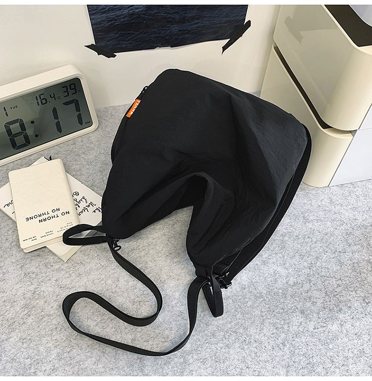Unisex casual large-capacity crossbody bag, sporty casual student backpack, fashionable and versatile commuter single-shoulder bag undefined