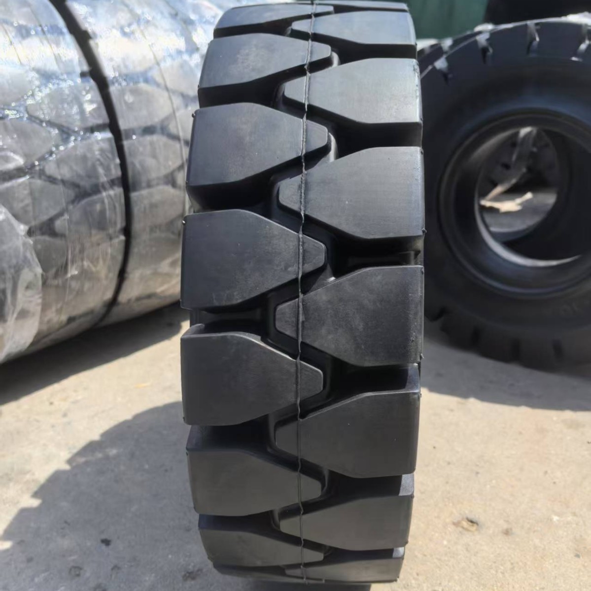 供应3吨合力杭叉龙工叉车配套轮胎650-10/28x9-15实心轮胎加强型