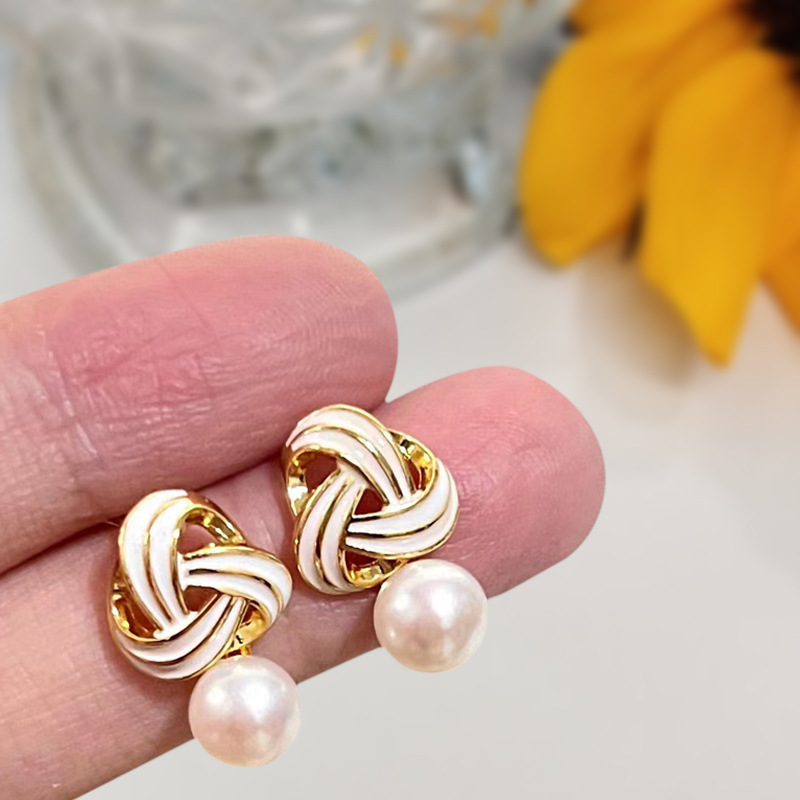 트위스트 매듭 진주 스터드 귀걸이 (화이트 비즈)