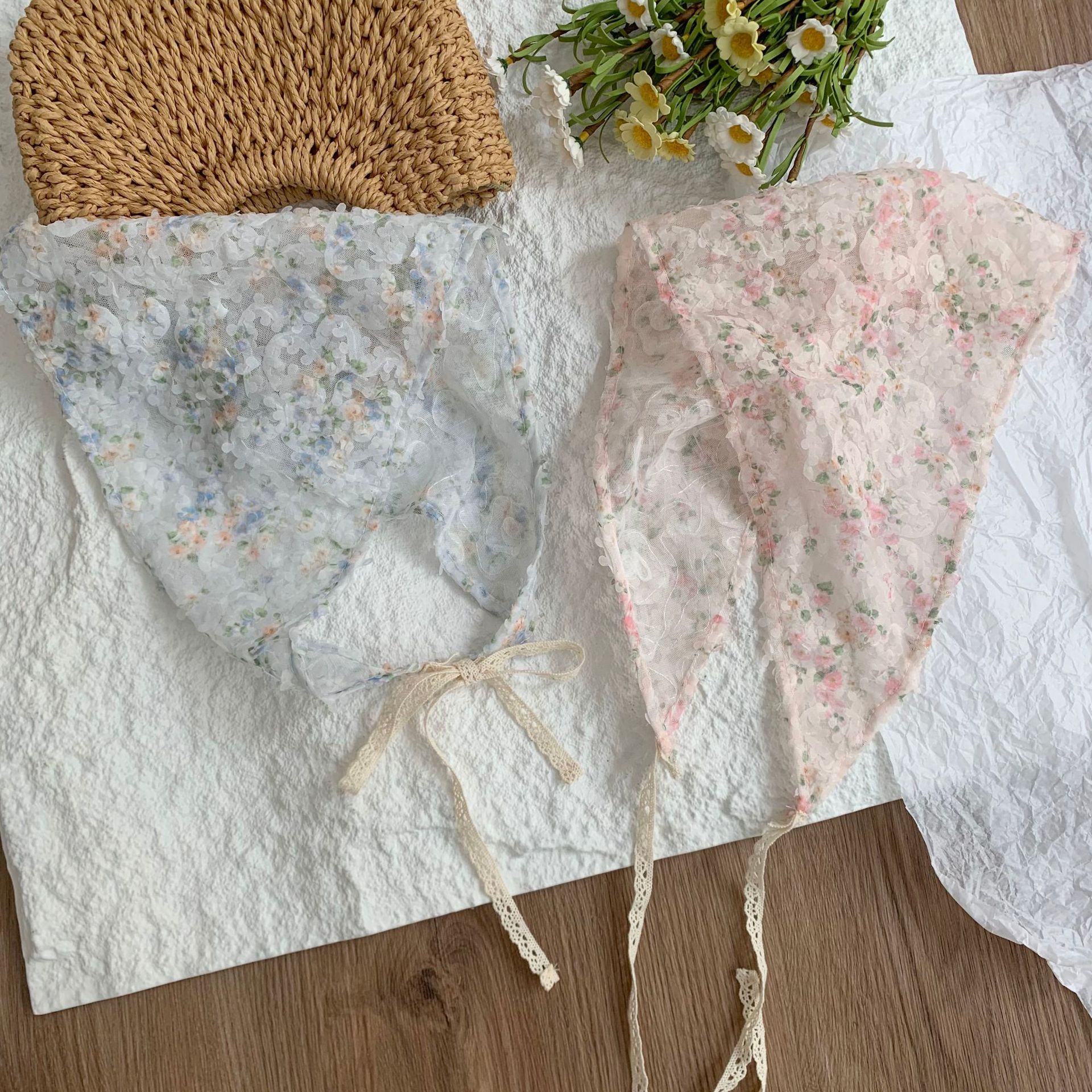 Bufanda triangular, bufanda de seda pequeña estampada para mujer, sentido avanzado, nueva versión coreana, bufanda pequeña de encaje decorativo, pañuelo en la cabeza, cinturón para el cabello, cabello atado