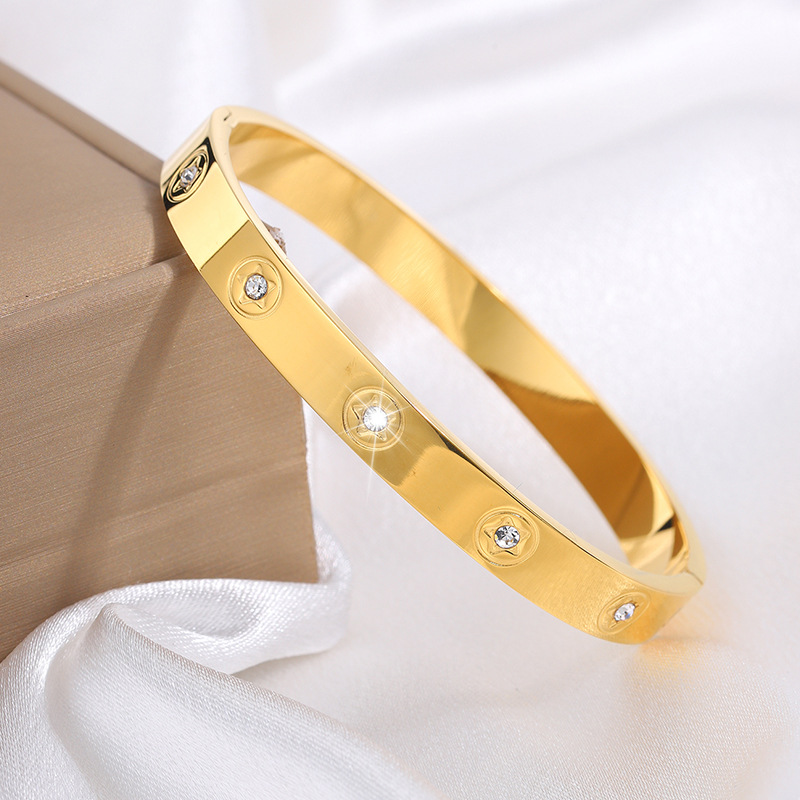 Brazalete de acero de titanio de diseño personalizado de diamante de pentacos no se desvanece pulsera de niñas de alto nivel pulsera de 18k