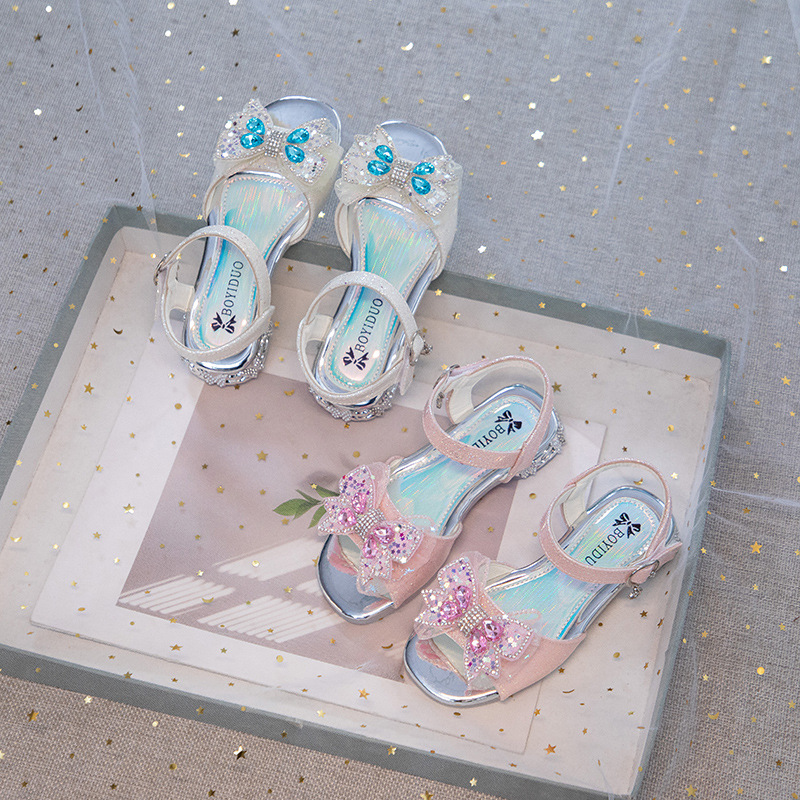 Sandálias de niñas 2026 primavera y otoño nuevos zapatos de baile de suela suave de talón bajo mariposa cristal princesa zapatos de suela suave