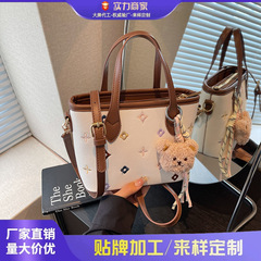 时尚小众带挂件小拎包女2025新款可爱通勤单肩水桶包撞色斜挎小包
