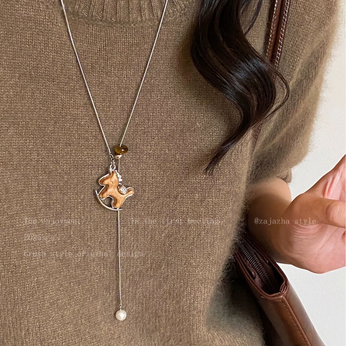 Collier pendentif poney en bois pour femme, collection automne-hiver 2026, chaîne pull longue, accessoire vintage porte-bonheur inspiré du zodiaque chinois._voghion.com