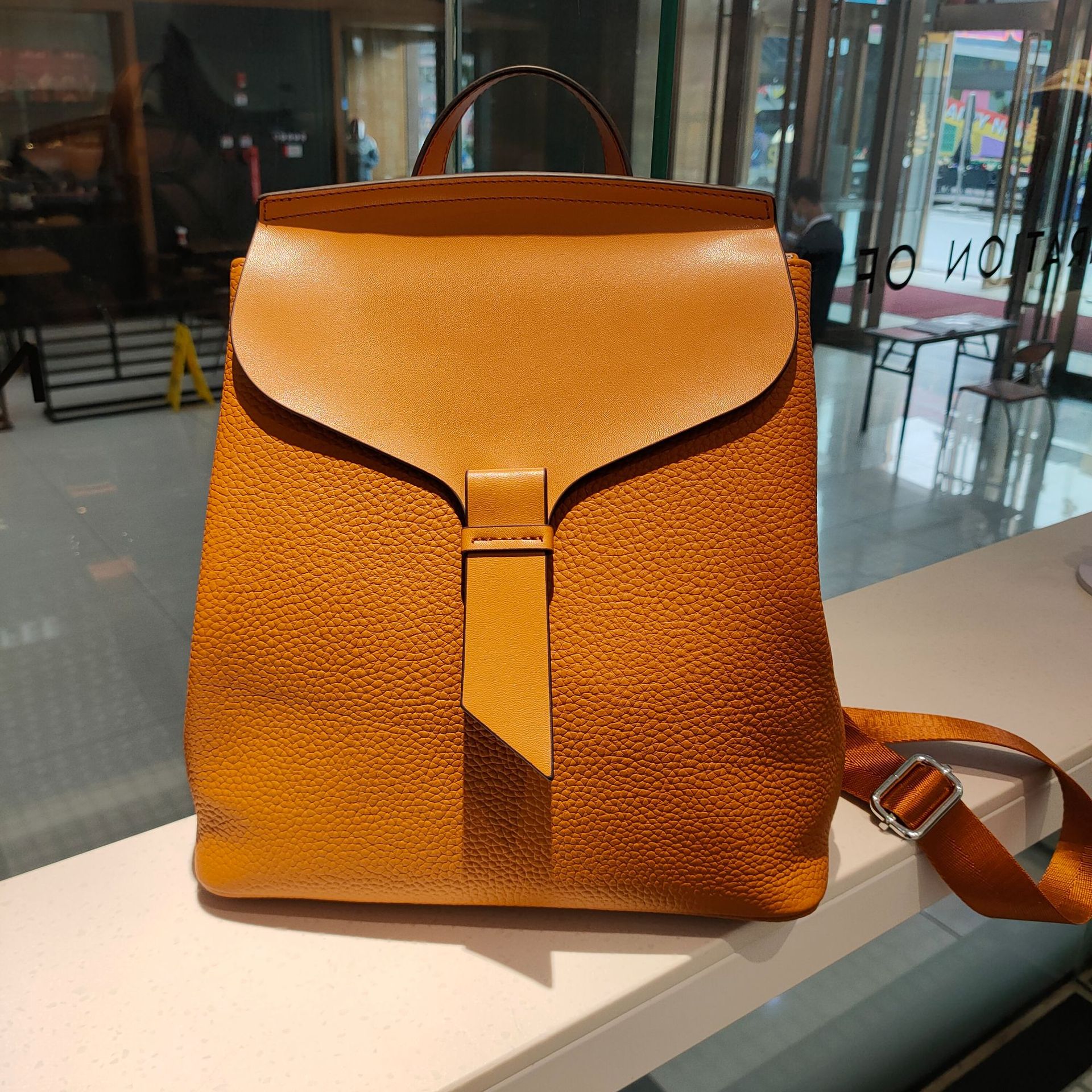 Mochila de piel de vaca de las mujeres 2024 nueva moda de moda bolso de las mujeres del todo fósforo estilo coreano simple casual retro pequeña mochila