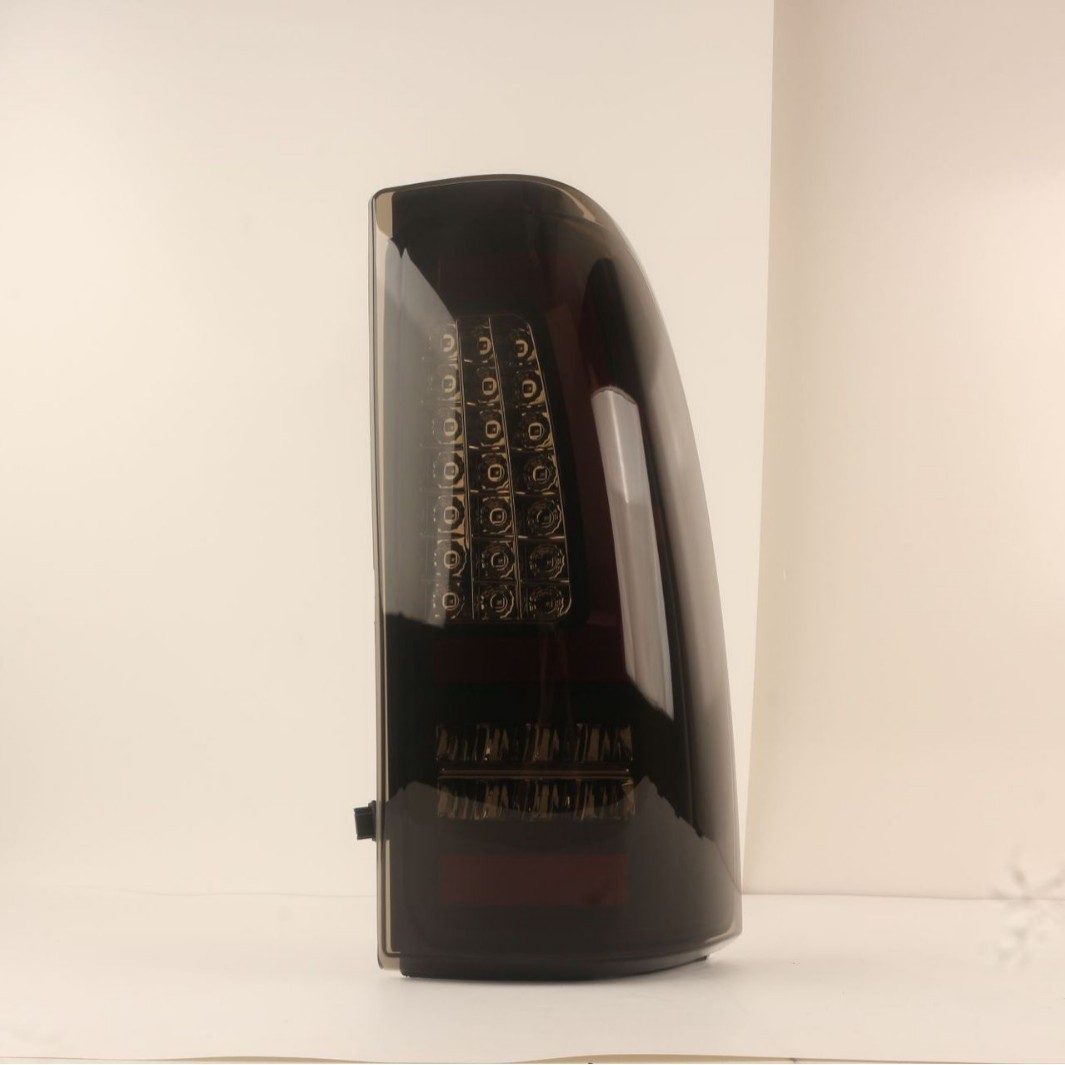 Aplicable a Chevrolet 03-06 SILVERAD0 Solode modificado LED negro luz trasera multifuncional