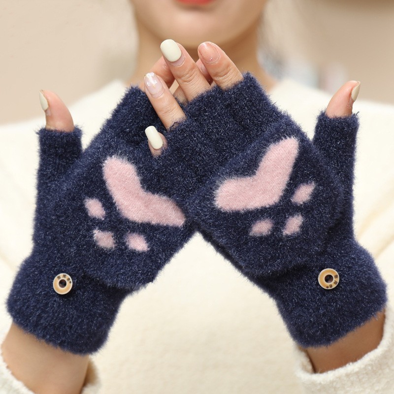 고양이 발에 녹색