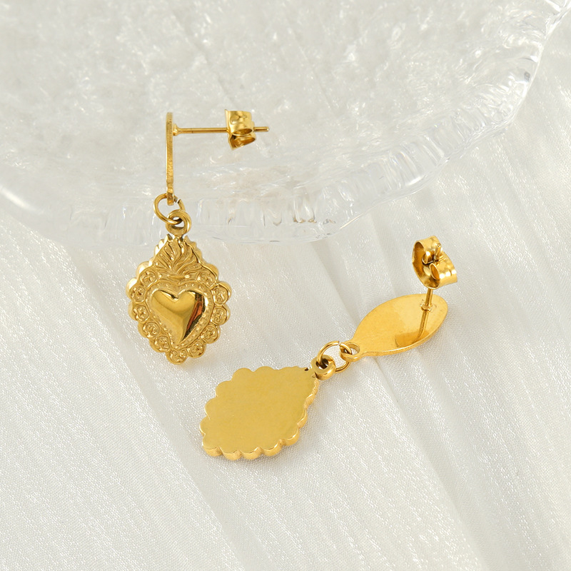 Moda europea y americana nuevo estilo acero titanio amor aretes chapados en oro Pendientes retro en forma de corazón sin decoloración al por mayor mujeres