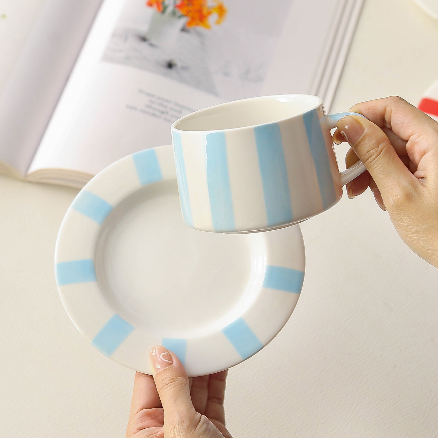 Taza de café de cerámica a rayas pintadas a mano transfronterizas, taza de café de alto valor de esmalte, taza de marca de color simple, taza de té de la tarde