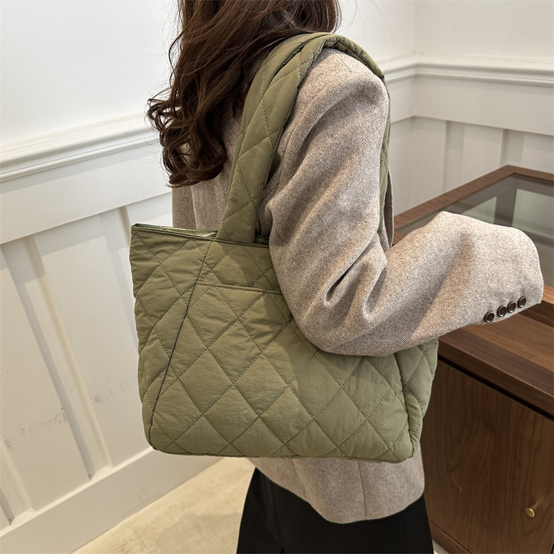 Bolso de tela de nylon bolso de mujer gran capacidad otoño / invierno 2024 nuevo bolso de hombro casual bolso de viaje de diamante