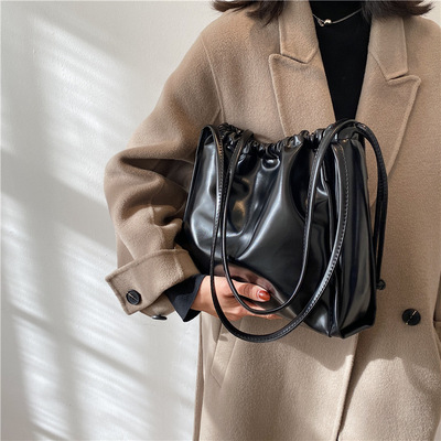 黑色包包女包2021春季新款潮复古简约单肩包韩版时尚大容量托特包