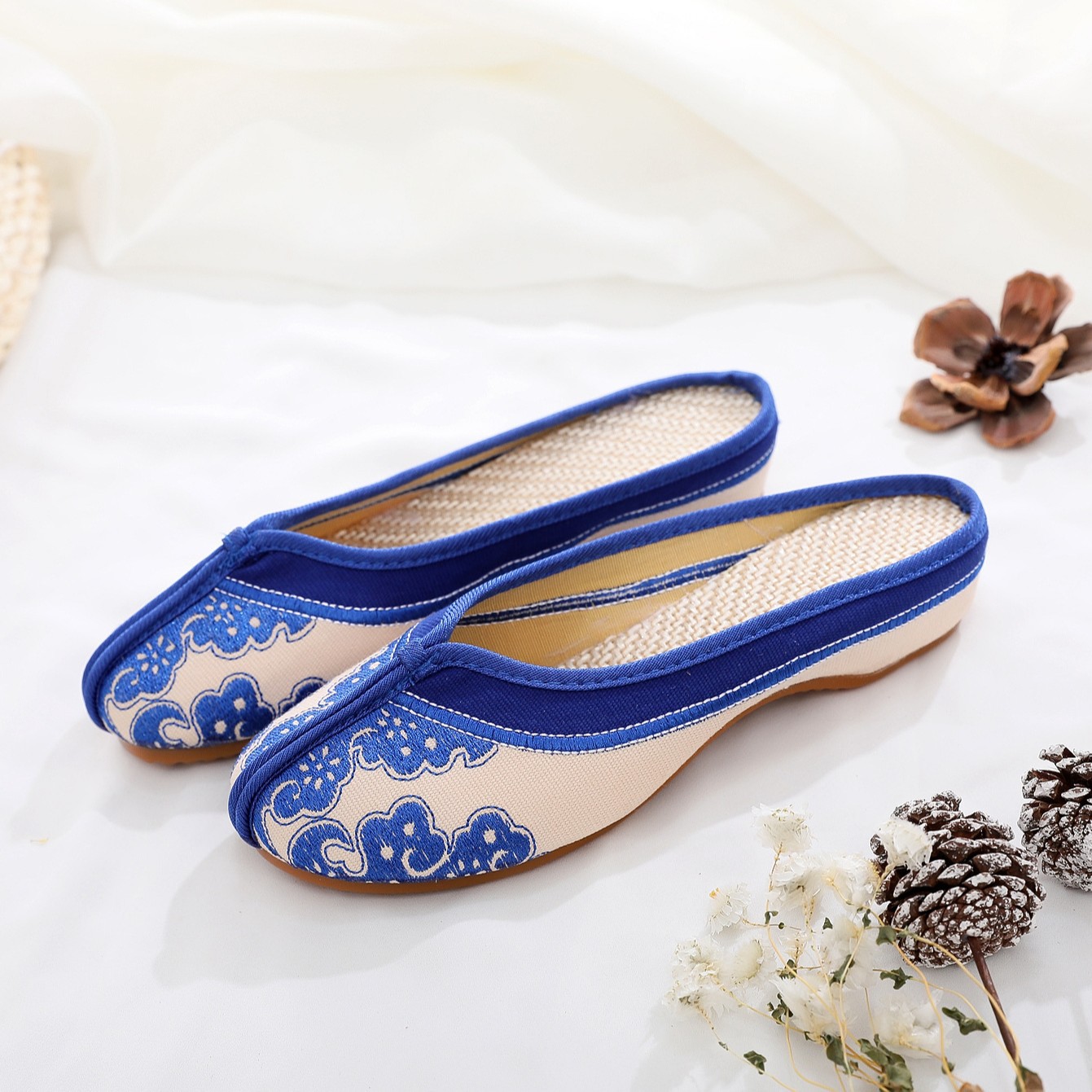 青花瓷 2025春夏北京布鞋民族风绣花鞋休闲居家坡跟拖鞋