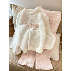 柔らかいモチの甘い蝶結びのニットの半分の絨毛のパジャマの女性の秋冬の新型の厚い保温の家庭服のスーツの大きいサイズ