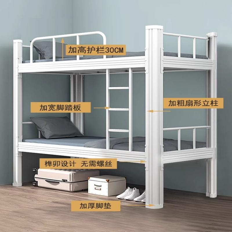 二段ベッドの上下に鉄製ベッドを敷いています。