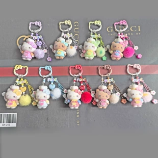 Ворсистый брелок Hello Kitty в колпаке повара