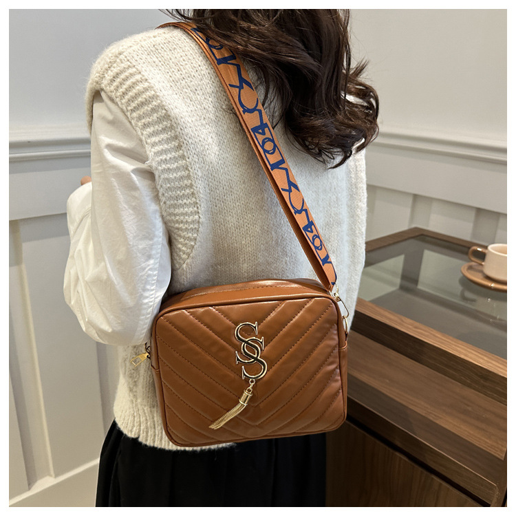 A stylish Korean-style wide shoulder strap small bag for women in the autumn of 2024, a niche design and versatile camera bag, an ins crossbody small square bag undefined