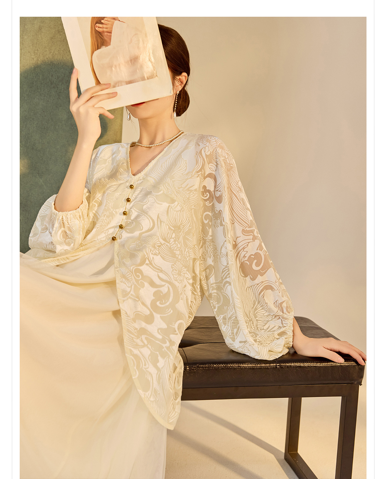 Đầm maxi nữ phong cách Trung Hoa cao cấp, tay dài, cổ cao, họa tiết in hoa cháy kết hợp ghép vải — bầu trời xanh, Màu trắng nhạt chi tiết 17
