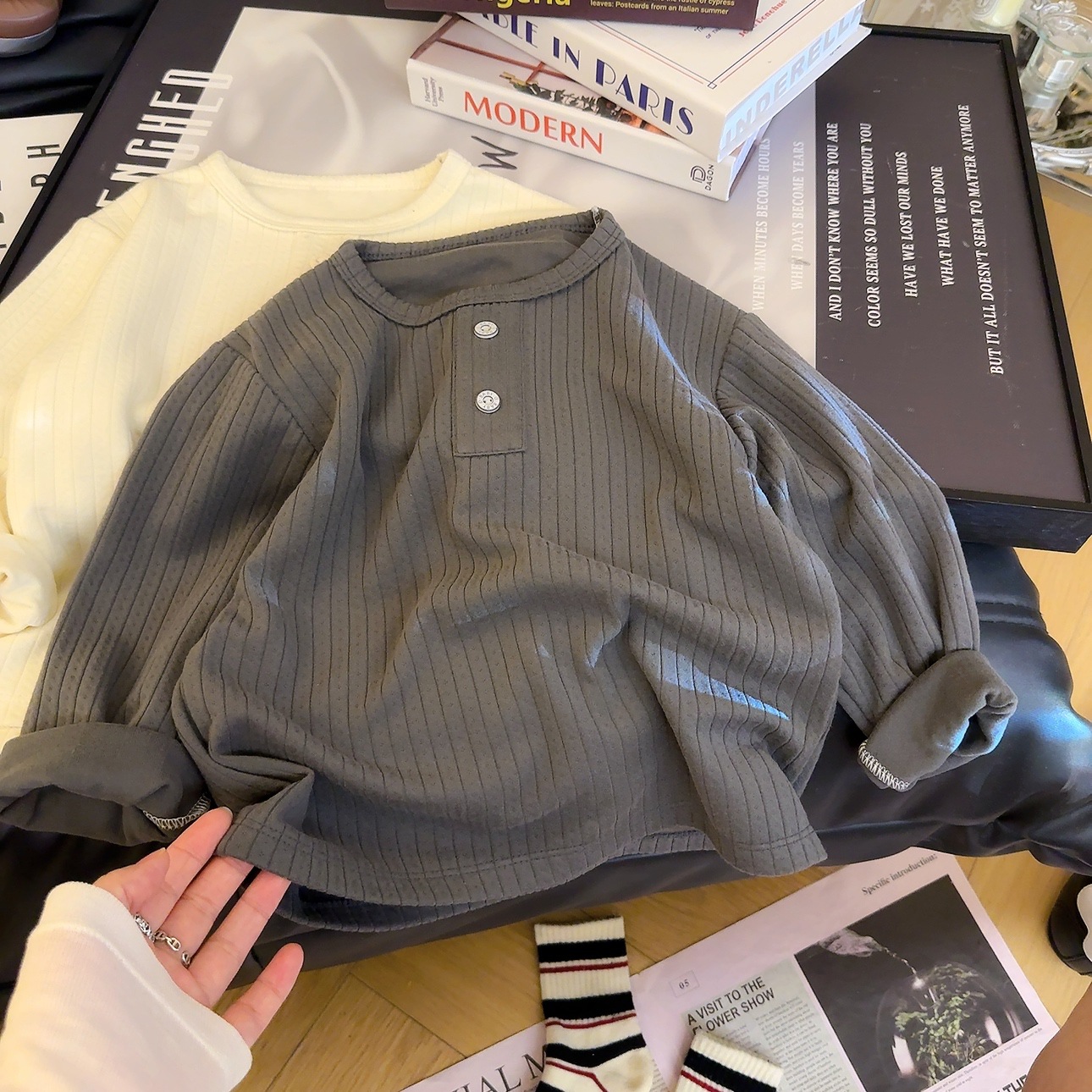Nueva camiseta de tela de algodón para niños de color sólido, camiseta de cuello bajo para bebés con rayas de otoño para niñas
