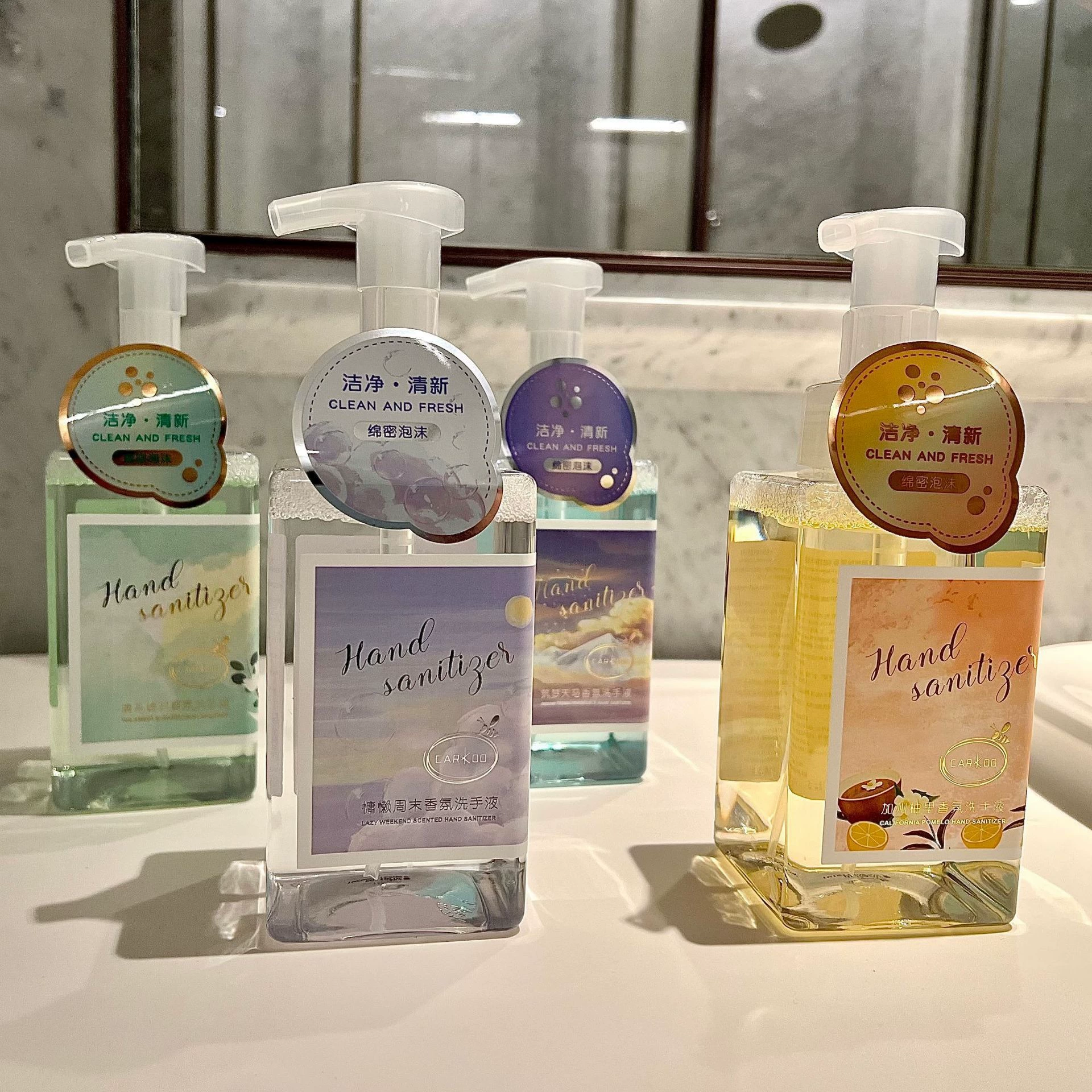 Дезинфицирующее средство для рук Kako Fragrance имеет стойкий аромат. Высококачественное плотное дезинфицирующее средство для рук для гостиниц и B&B нежно и увлажняет, не повреждая руки.