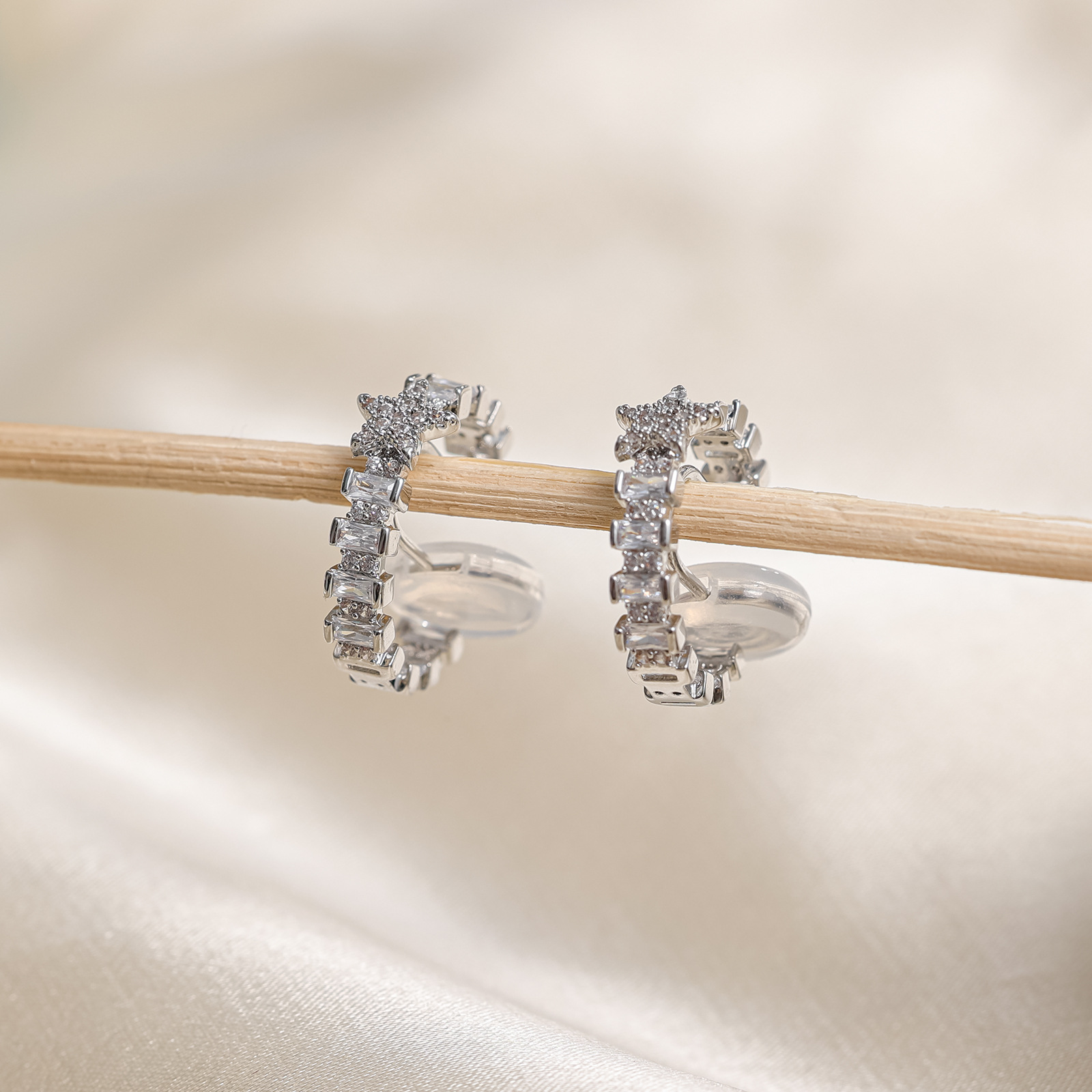 Dulce y cool diamantes sin agujeros de orejas, pendientes de zircon estrella de alto nivel, pendientes de nicho de diseño de personalidad