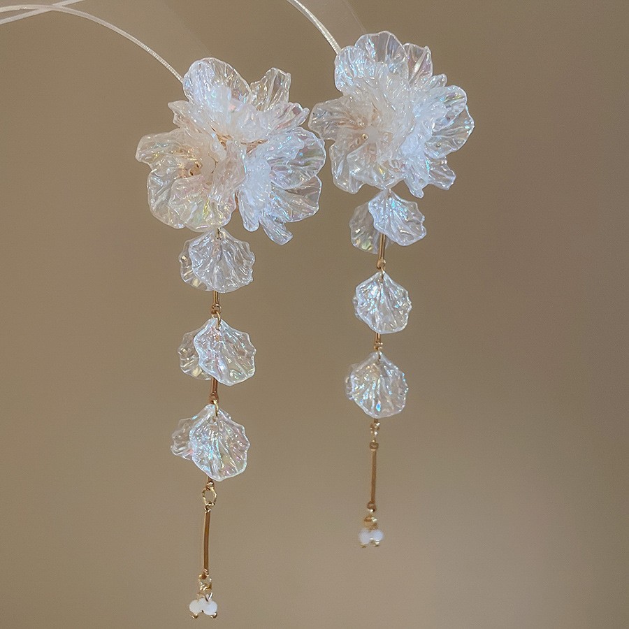 Pendientes de aguja plateados con pétalos de perlas con incrustaciones de diamantes y borlas, pendientes de tuerca de lujo ligeros y de alta gama con un diseño elegante y versátil.