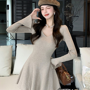 淺白色喇叭袖針織連衣裙女初夏季富家千金大衣內搭包臀毛衣蓬蓬裙