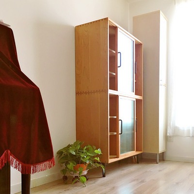 Gabinete de comedor de madera sólida nórdica sala de estar moderna simple gabinete bajo almacenamiento armario de almacenamiento puerta corredera de vidrio armario de cocina