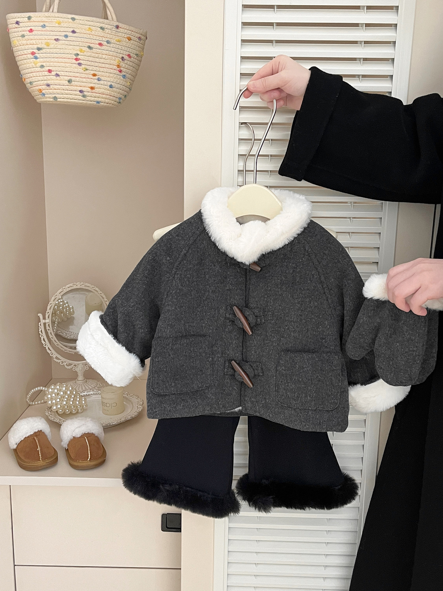 Bebé de invierno más vello grueso abrigo de cuello de lana de las niñas 2025 nuevo abrigo de lana de moda coreano estilo extranjero