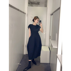 COS風の婦人服の25春夏の新型の復古は腰の丸首の半袖のA字のつぼみの蓬のスカートの経典の黒色のロングスカートを収めます。
