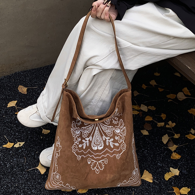 Western Exotic Retro Frosted Tote Bag Large Capacity Ethnic Style Shoulder Handbag Lazy and Relaxed Shopping Bag Western Exotic Retro Frosted Tote Bag Large Capacity Ethnic Style Shoulder Handbag Lazy and Relaxed Shopping Bag