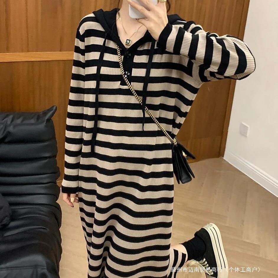 Fashionable knitted dress for pregnant with hood