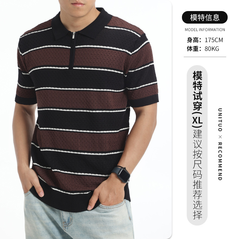 La vieja camiseta de polo de punto a rayas de color antiguo con cremallera con solapa de manga corta de negocios de polo casual de alto nivel